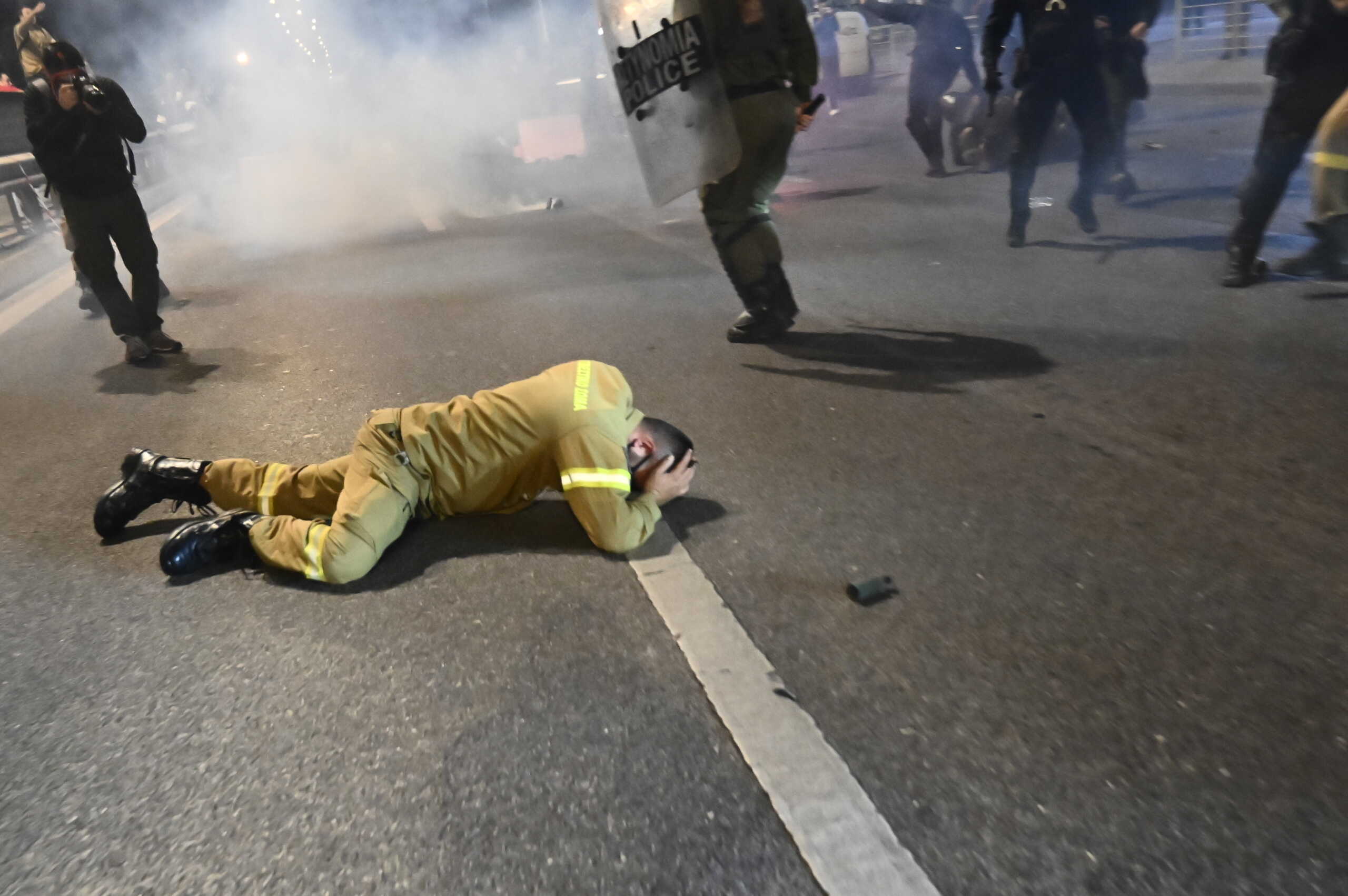 Είσοδος των διαμαρτυρομένων εποχικών πυροσβεστών στο υπουργείο Κλιματικής Κρίσης και Πολιτικής Προστασίας, Πέμπτη 31 Οκτωβρίου 2024  (ΚΩΣΤΑΣ ΤΖΟΥΜΑΣ