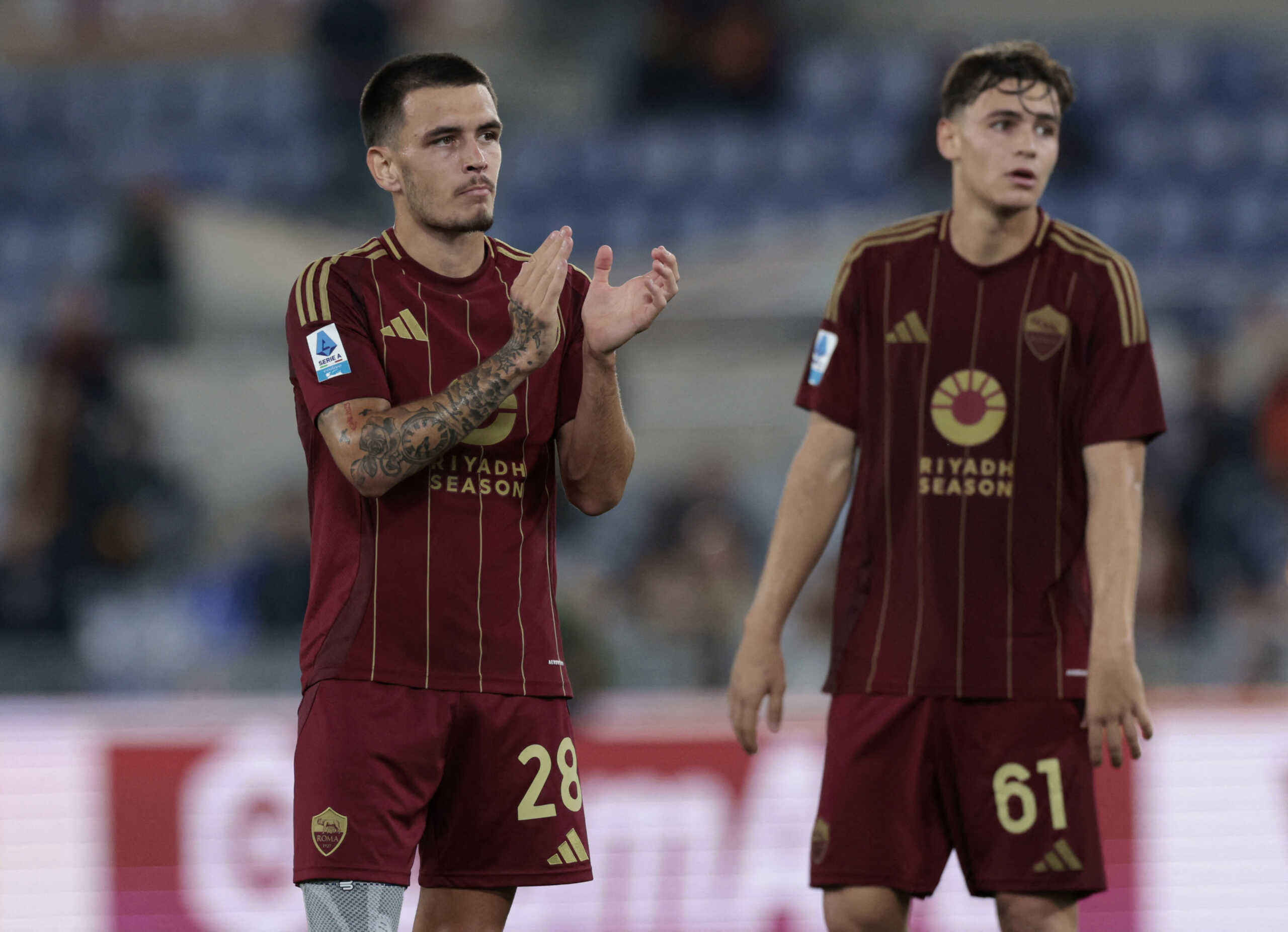 Soccer Football - Serie A - AS Roma v Inter Milan - Stadio Olimpico, Rome, Italy - October 20, 2024 AS Roma's Enzo Le Fee applauds fans after the match REUTERS