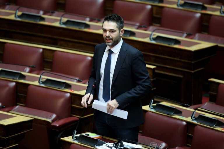 Ανεξαρτητοποιήθηκε ο Γιάννης Σαρακιώτης – Με 28 βουλευτές πλέον ο ΣΥΡΙΖΑ