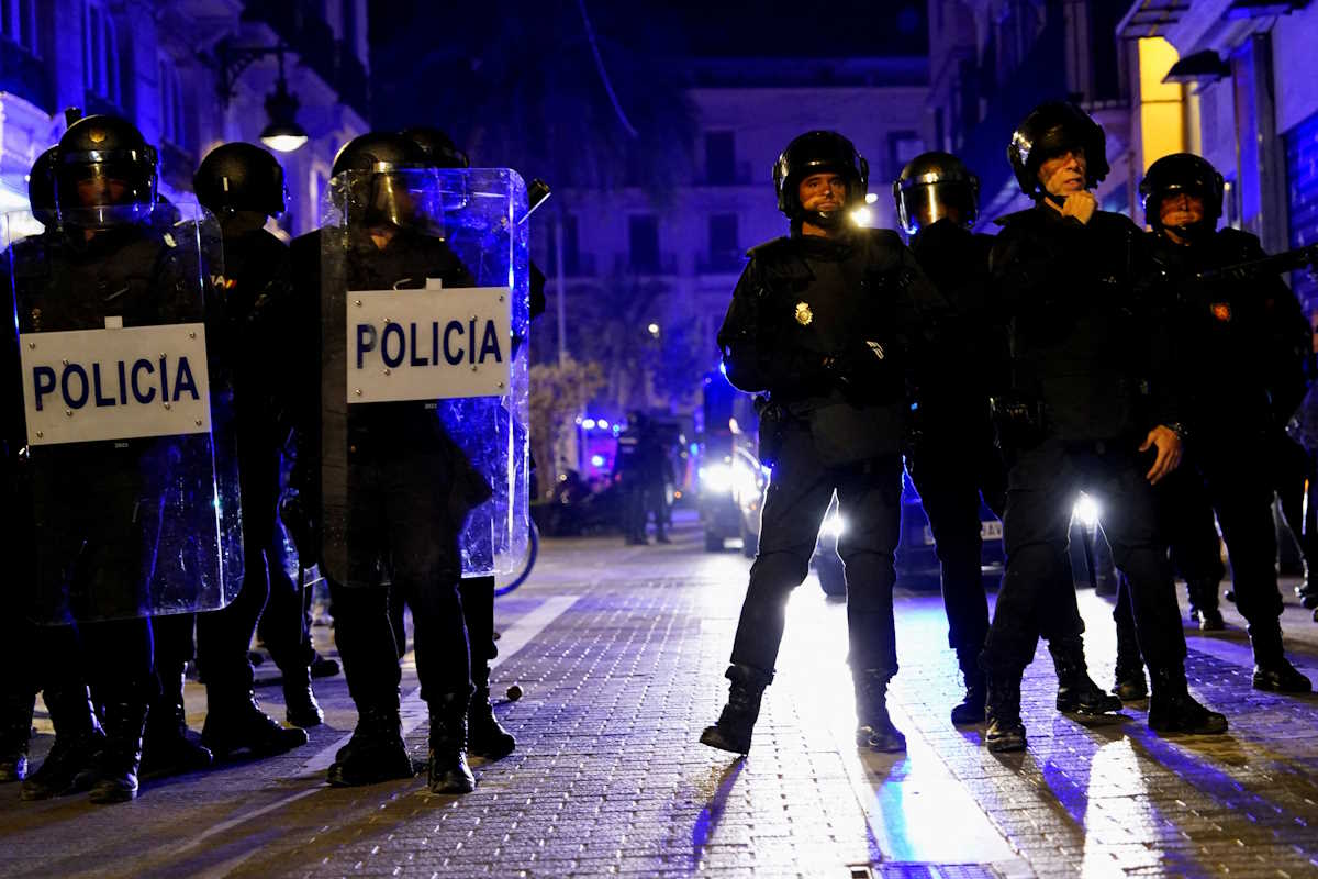 Police officers stand guard as people protest against the management of the emergency response to the deadly floods in eastern Spain, in Valencia, Spain, November 9, 2024. REUTERS