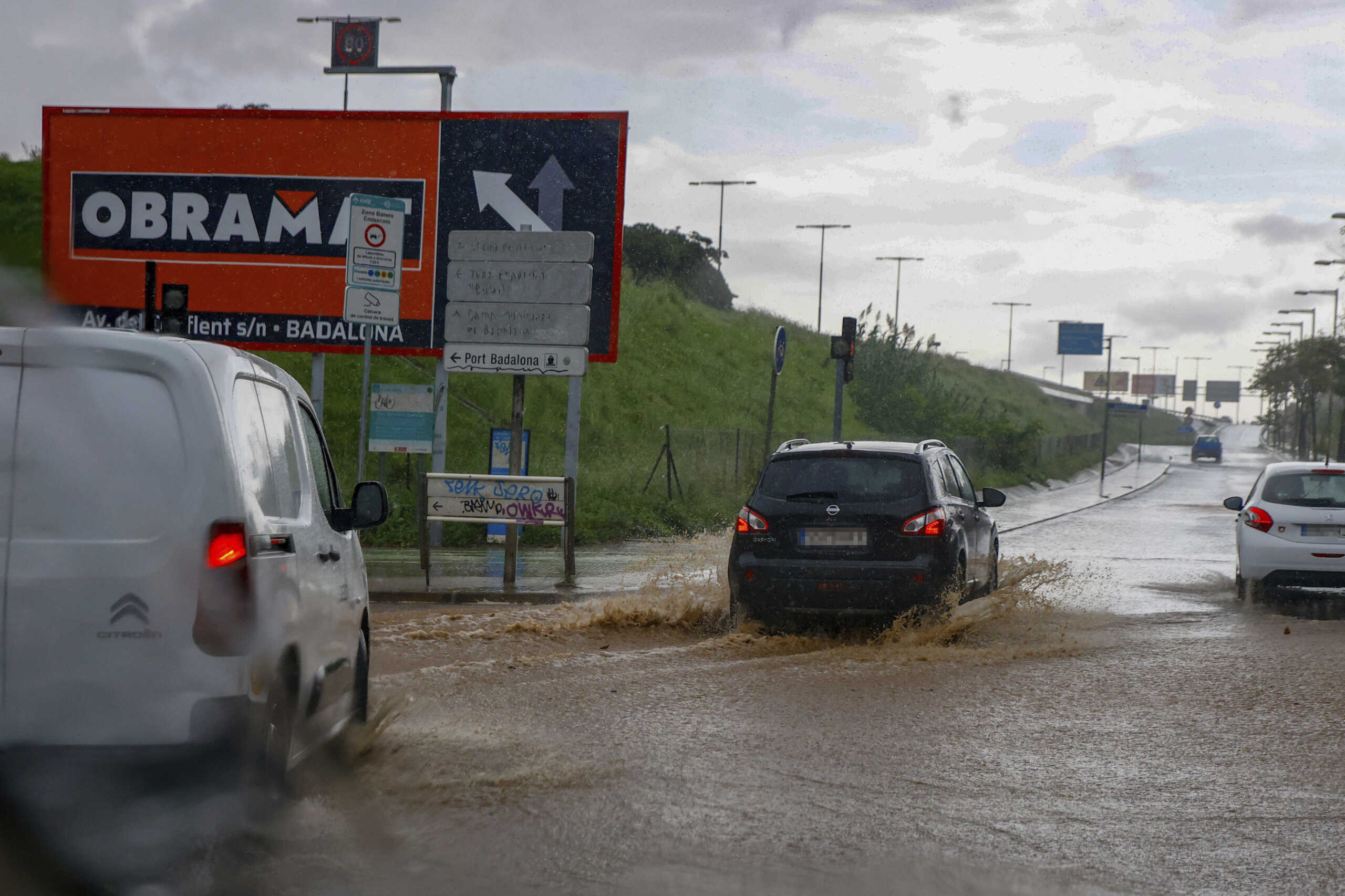 Vehicles drive through rain on November 4, 2024, in Badalona, Barcelona, Catalonia, Spain. The airport has diverted 12 flights due to rain. The Servei Meteorològic de Catalunya (SMC) has issued a warning for violent weather in several counties of Barcelona and Tarragona, including Baix Llobregat, where it has decreed a maximum degree of danger. 04 NOVEMBER 2024 Kike Rincón