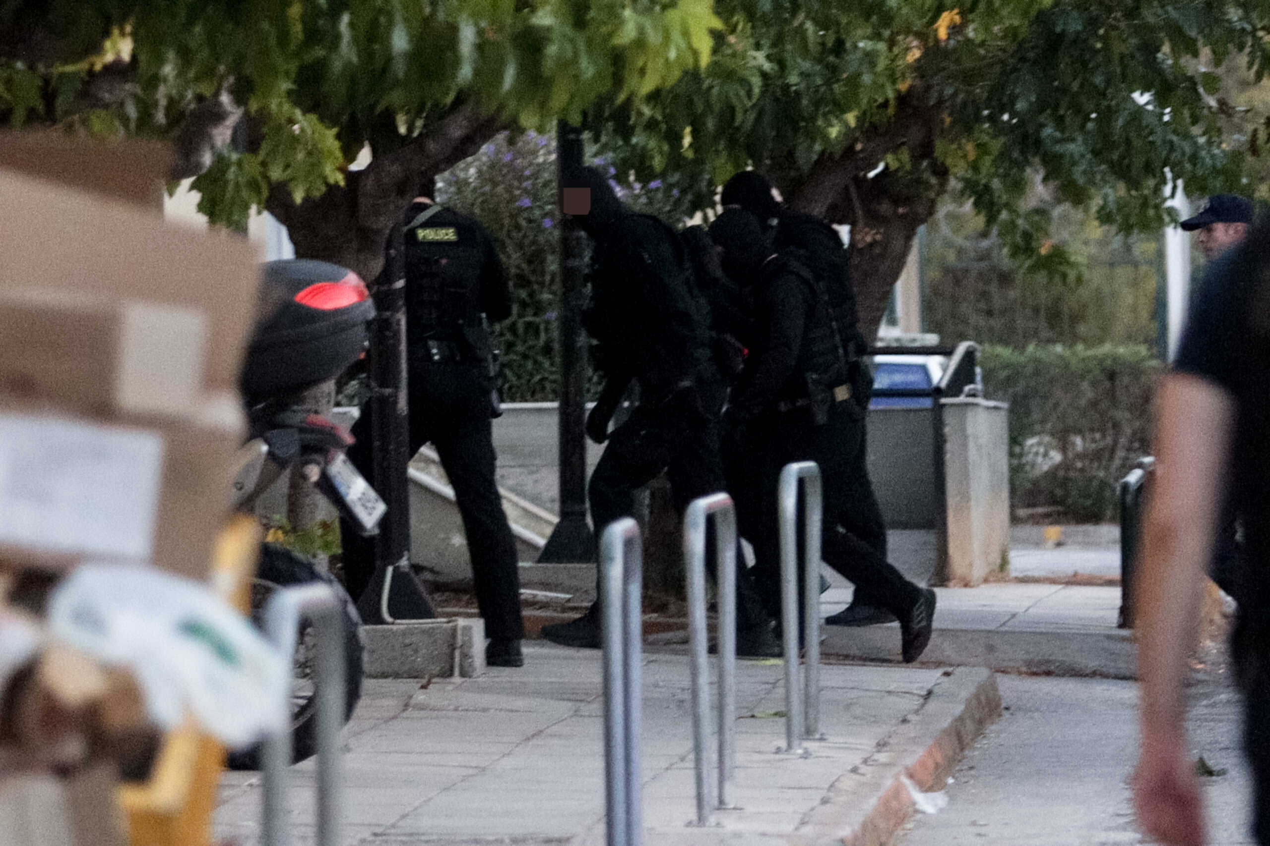 Στον εισαγγελέα άνδρας που συνελήφθη για την έκρηξη στους Αμπελόκηπους. Σάββατο 2 Νοεμβρίου 2024  (ΓΙΑΝΝΗΣ ΠΑΝΑΓΟΠΟΥΛΟΣ