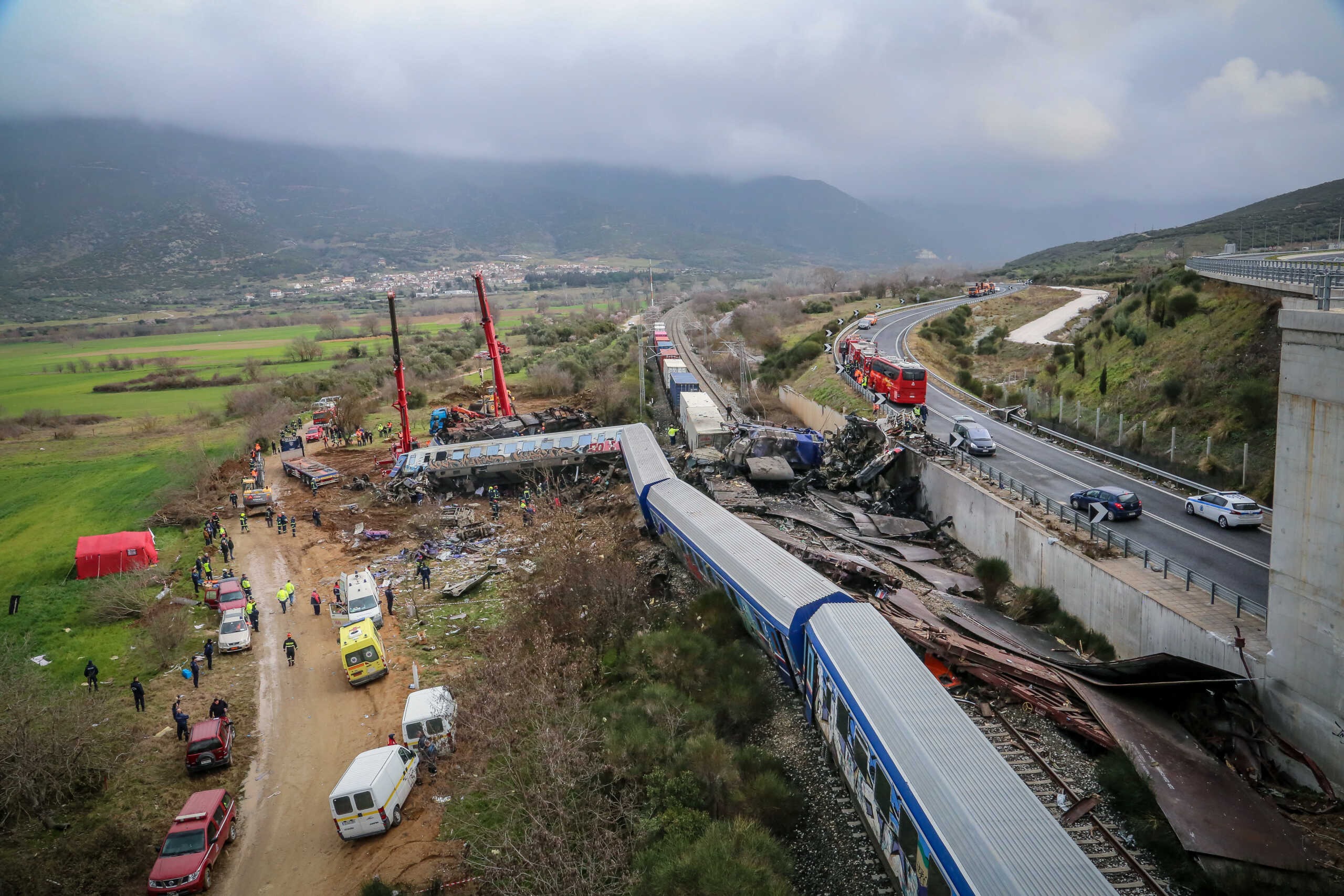 Σιδηροδρομικό δυστύχημα στα Τέμπη έξω από την Λάρισα, σύγκρουση εμπορικής και επιβατικής αμαξοστοιχίας, Τετάρτη 1 Μαρτίου 2023  (ΛΕΩΝΙΔΑΣ ΤΖΕΚΑΣ