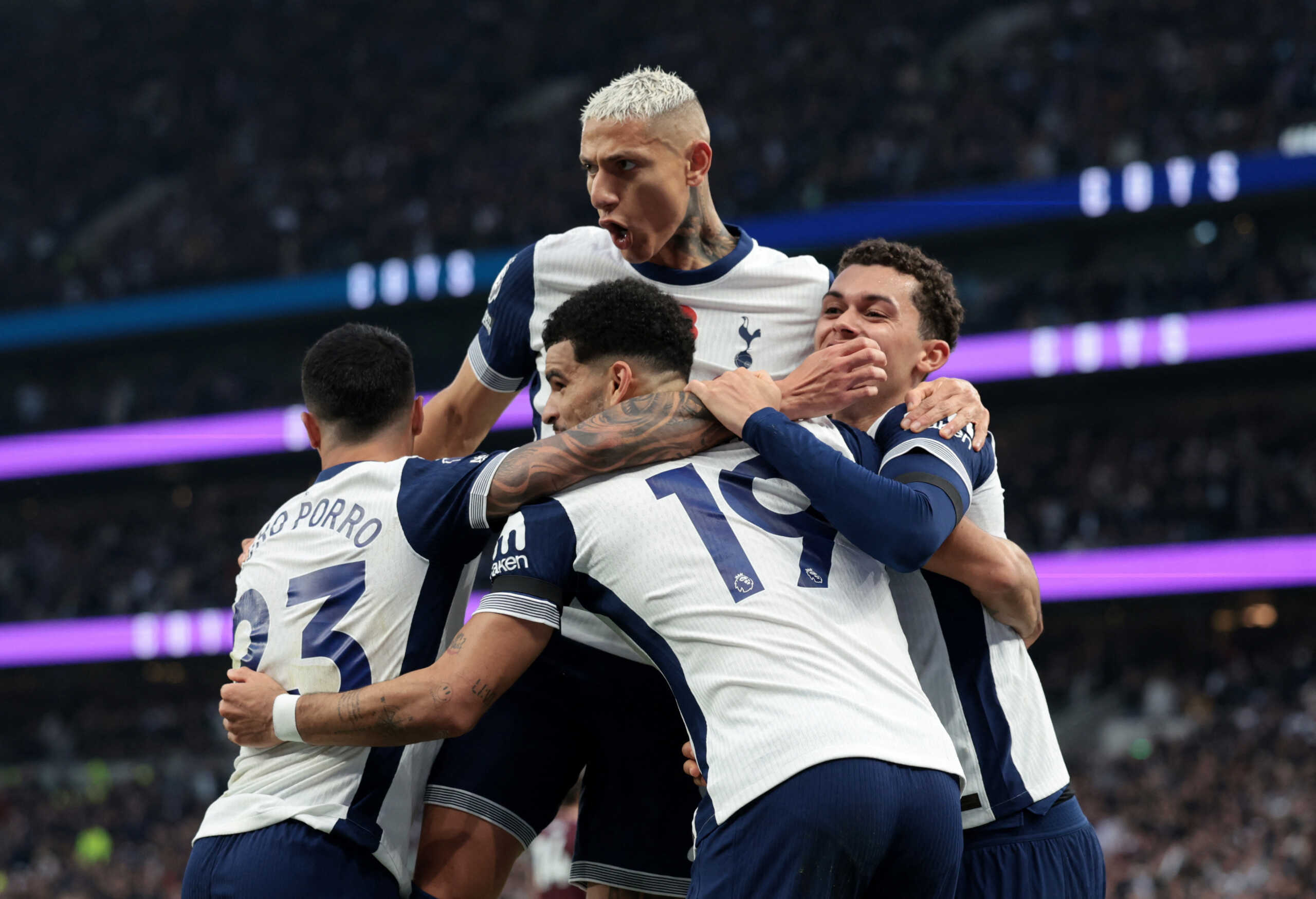 Soccer Football - Premier League - Tottenham Hotspur v Aston Villa - Tottenham Hotspur Stadium, London, Britain - November 3, 2024 Tottenham Hotspur's Dominic Solanke celebrates scoring their second goal with Brennan Johnson, Pedro Porro and Richarlison Action Images via Reuters