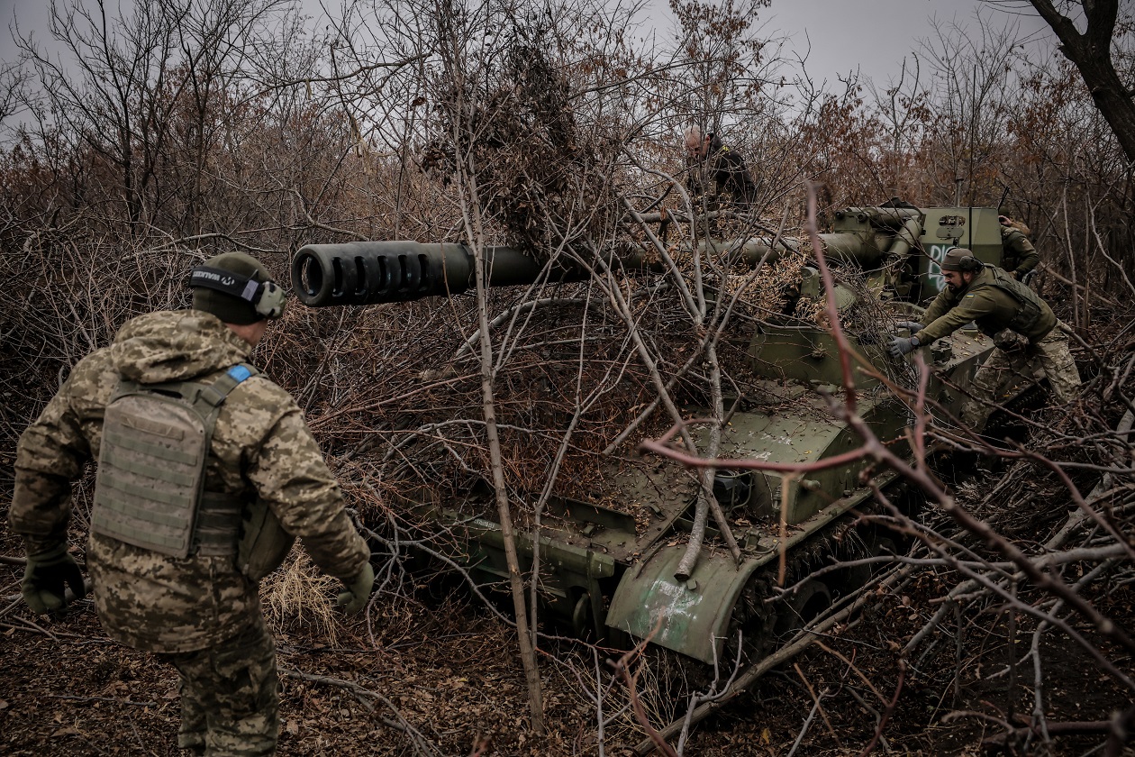Servicemen of 24th Mechanized brigade named after King Danylo of the Ukrainian Armed Forces camouflage a 2s5 "Hyacinth-s" self-propelled howitzer after firing towards Russian troops at a front line, amid Russia's attack on Ukraine, near the town of Chasiv Yar in Donetsk region, Ukraine  November 18, 2024. Oleg Petrasiuk