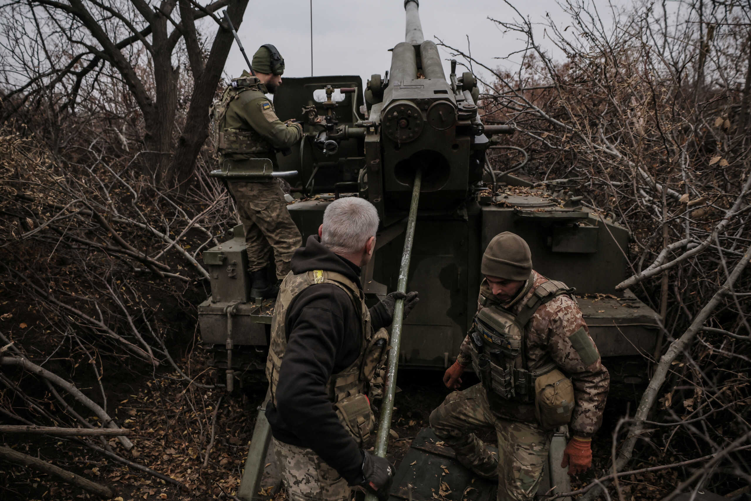 Servicemen of 24th Mechanized brigade named after King Danylo of the Ukrainian Armed Forces load a shell in a 2s5 "Hyacinth-s" self-propelled howitzer as they fire towards Russian troops at a front line, amid Russia's attack on Ukraine, near the town of Chasiv Yar in Donetsk region, Ukraine  November 18, 2024. Oleg Petrasiuk