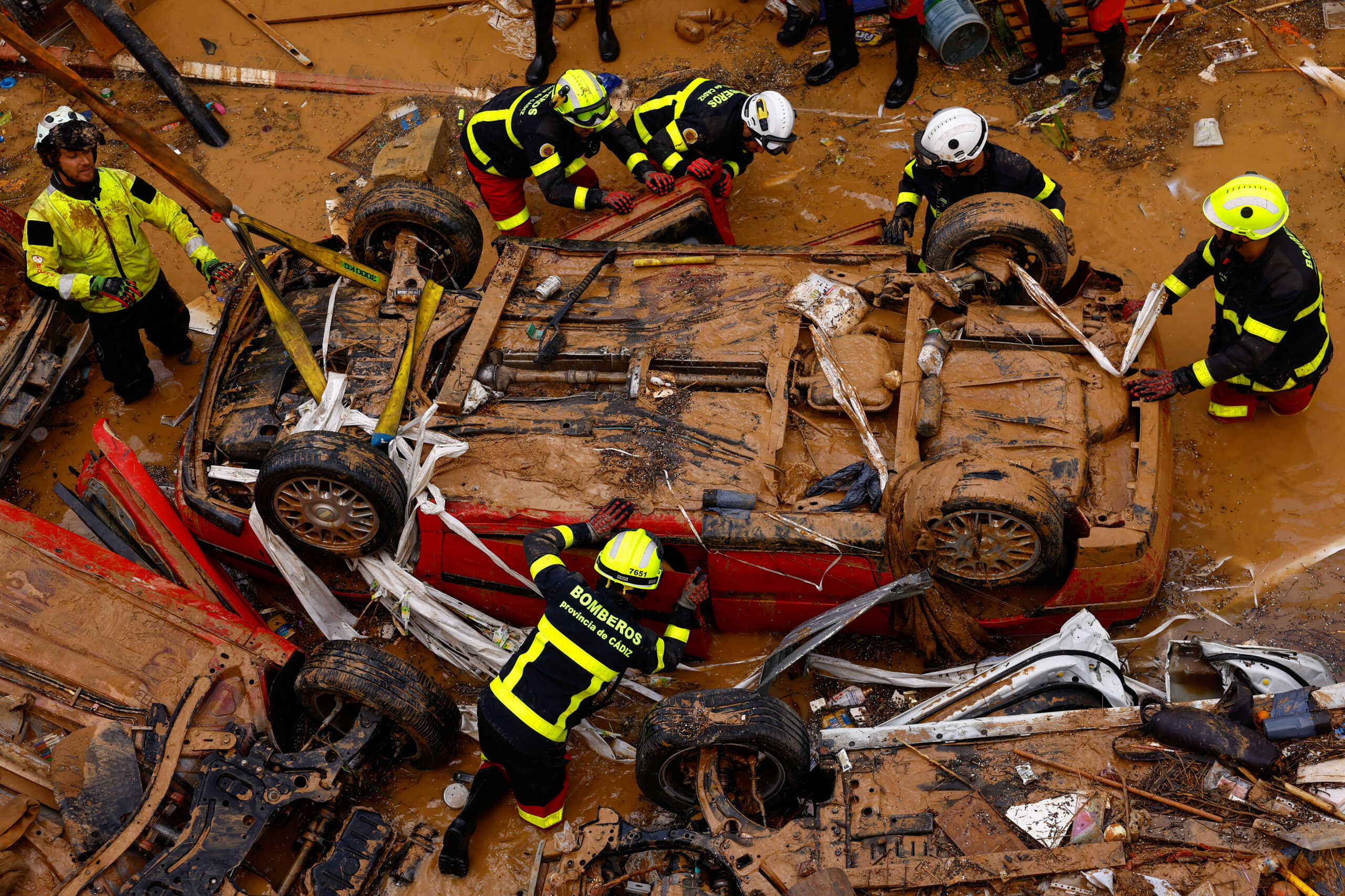 Firefighters search for possible victims inside a car that was stranded in a tunnel after heavy rains in Alfafar, in Valencia, Spain, November 1, 2024. REUTERS