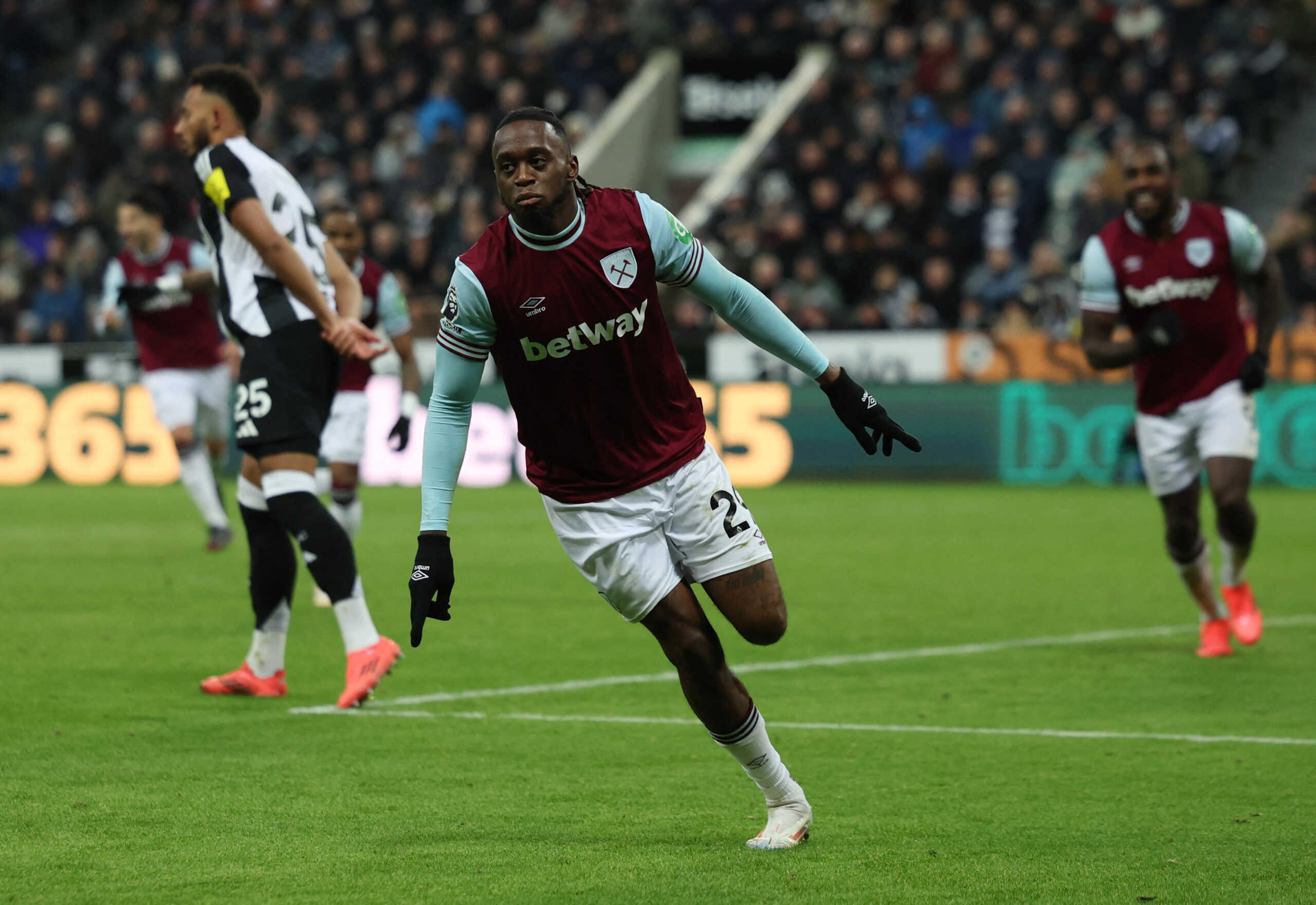 Soccer Football - Premier League - Newcastle United v West Ham United - St James' Park, Newcastle, Britain - November 25, 2024 West Ham United's Aaron Wan-Bissaka celebrates scoring their second goal Action Images via Reuters