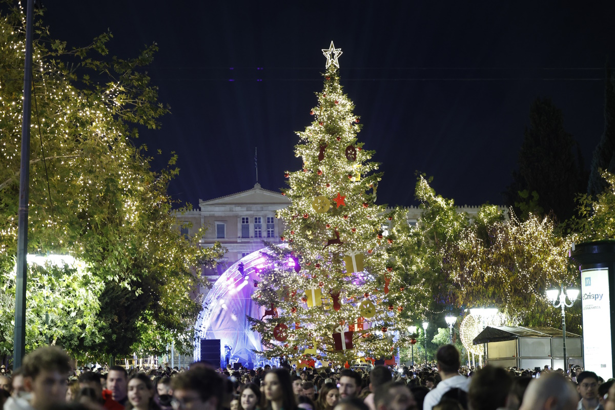 Τελετή φωταγώγησης του Χριστουγεννιάτικου Δέντρου στην πλατεία Συντάγματος, παρουσία του δημάρχου Αθηναίων Κώστα Μπακογιάννη, Πέμπτη 23 Νοεμβρίου 2023. 
(ΓΙΩΡΓΟΣ ΚΟΝΤΑΡΙΝΗΣ