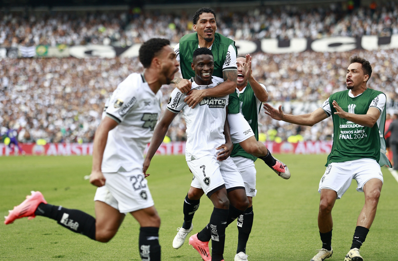 Soccer - Copa Libertadores - Final - Atletico Mineiro v Botafogo - Estadio Mas Monumental, Buenos Aires, Argentina - November 30, 2024 Botafogo's Luiz Henrique celebrates scoring their first goal with teammates REUTERS
