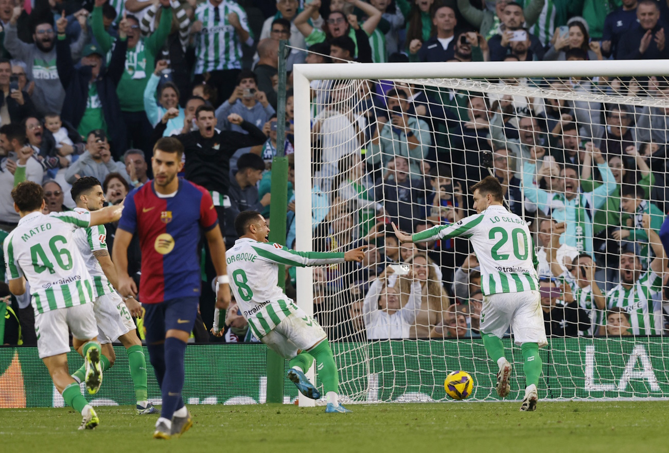 Soccer Football - LaLiga - Real Betis v FC Barcelona - Estadio Benito Villamarin, Seville, Spain - December 7, 2024 Real Betis' Giovani Lo Celso celebrates scoring their first goal with Vitor Roque REUTERS