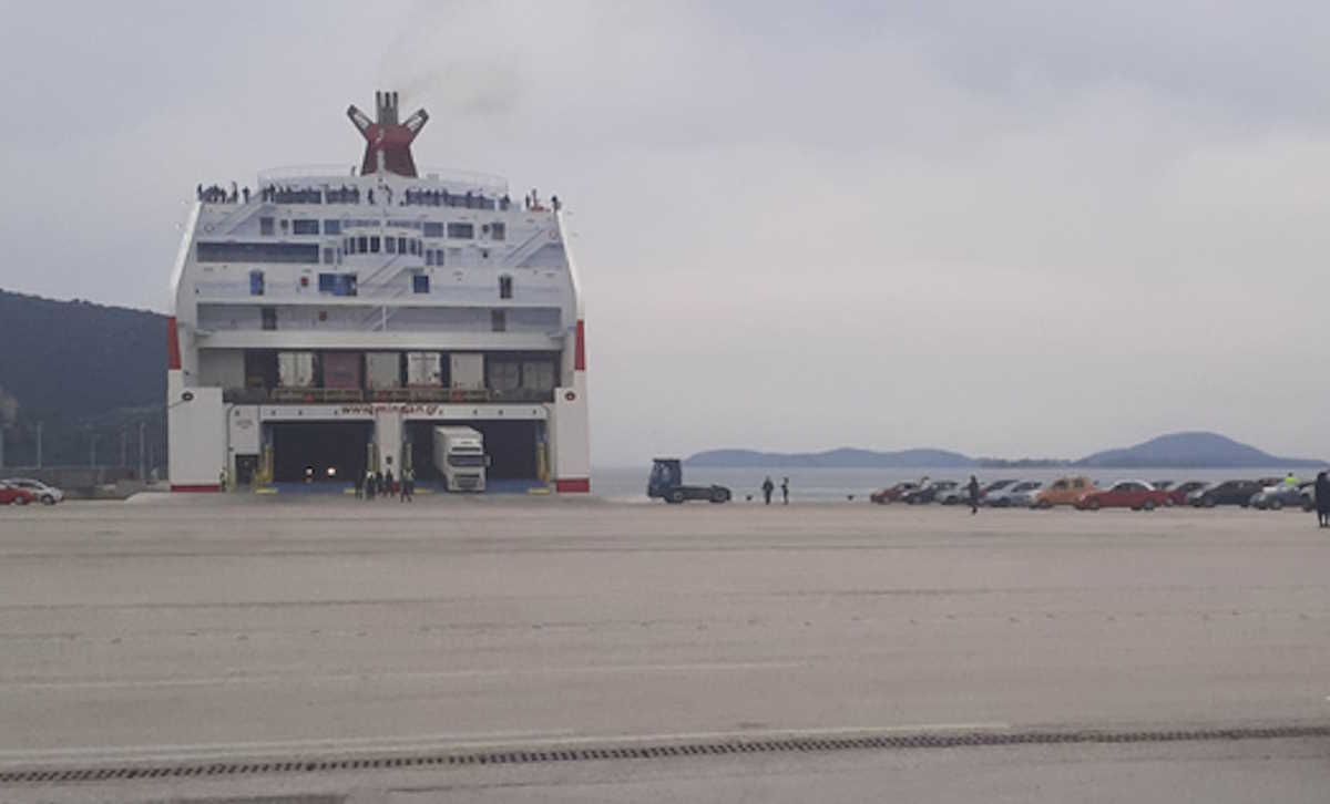 Πλοίο με το οποίο επαναπατρίζονται 250 Έλληνες πολίτες, οι οποίοι προέρχονται από διάφορες πόλεις της Ιταλίας, κατέπλευσε στο λιμάνι της Ηγουμενίτσας με τελικό προορισμό το λιμάνι της Πάτρας, Κυριακή 22 Μαρτίου 2020. Ναυλωμένο πλοίο με 250 Έλληνες πολίτες και τα οχήματα πολλών εξ αυτών, απέπλευσε αργά το βράδυ του Σαββάτου από τον λιμένα της Ανκόνα με προορισμό την Πάτρα και ενδιάμεσο σταθμό την Ηγουμενίτσα. Σύμφωνα με διπλωματικές πηγές, η σύνθετη αυτή επιχείρηση επαναπατρισμού διοργανώθηκε από το Υπουργείο Εξωτερικών και την Πρεσβεία της Ελλάδας στη Ρώμη, σε συνεργασία με τον Υπουργείο Ναυτιλίας και τους μηχανισμούς πολιτικής προστασίας. ΑΠΕ-ΜΠΕ