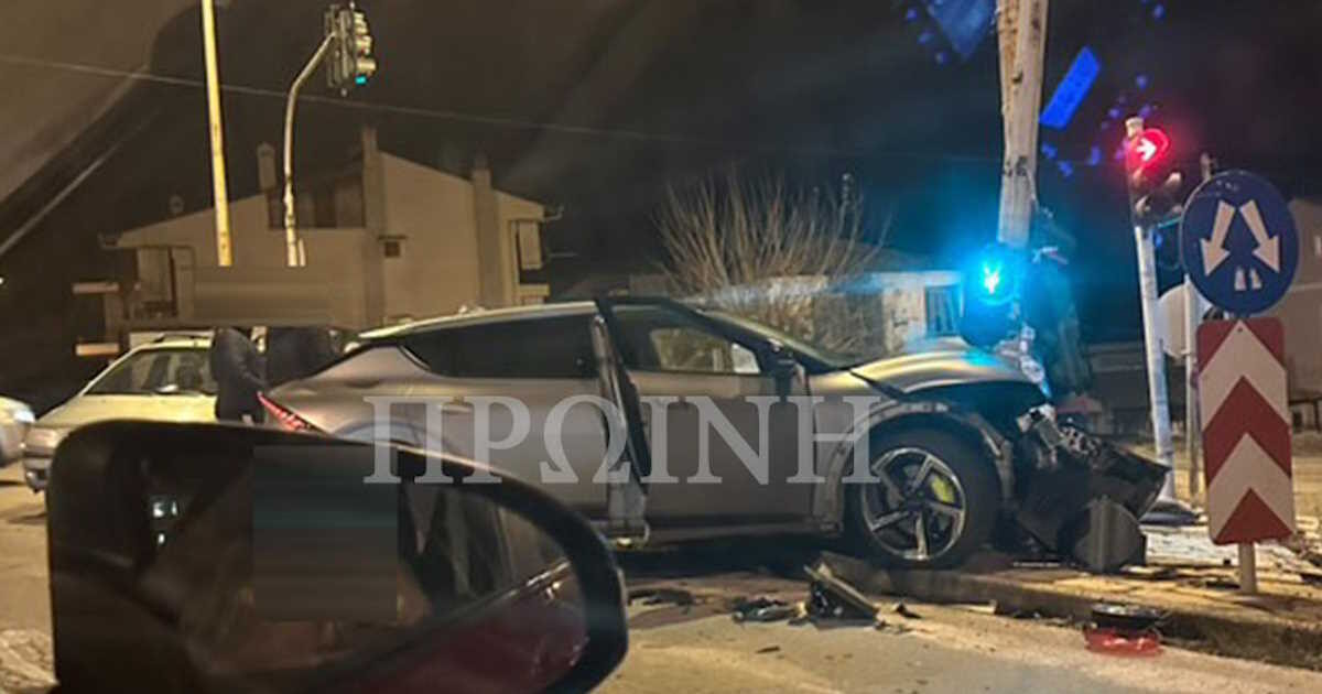 Kavala: Road accident with a car “pinning” on a pillar – Two slightly injured
