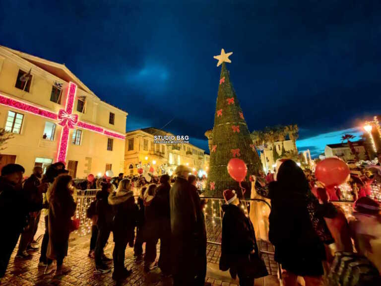Light the Christmas tree in the busy center of Nafplion – Beautiful holiday pictures