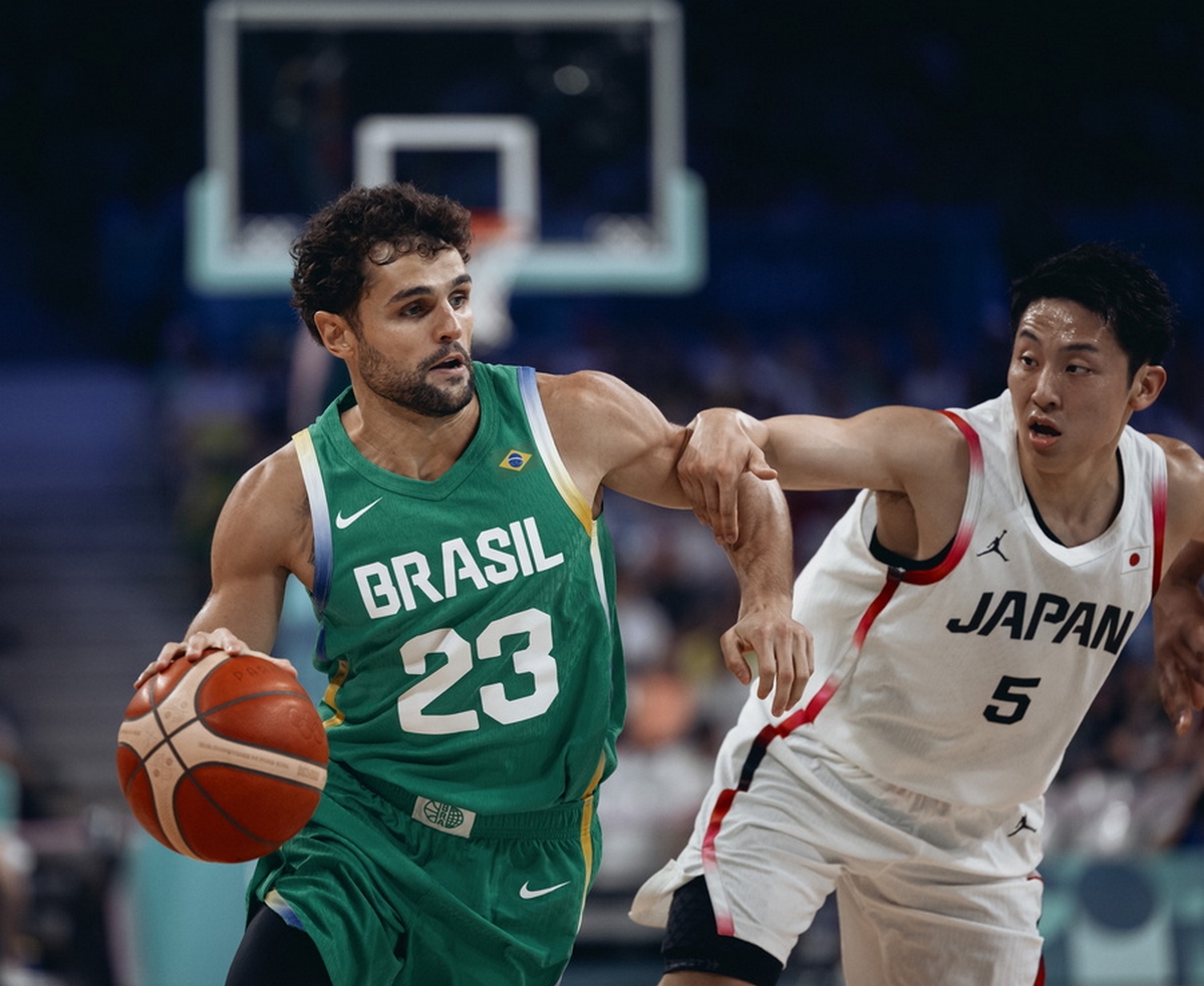 epa11517964 Raul Neto of Brazil (L) in action against Yuki Kawamura of Japan (R) during the Men's Group Phase - Group B match between Japan and Brazil in the Paris 2024 Olympic Games, at the Pierre Mauroy Stadium in Villeneuve-d'Ascq, France, 02 August 2024.  EPA