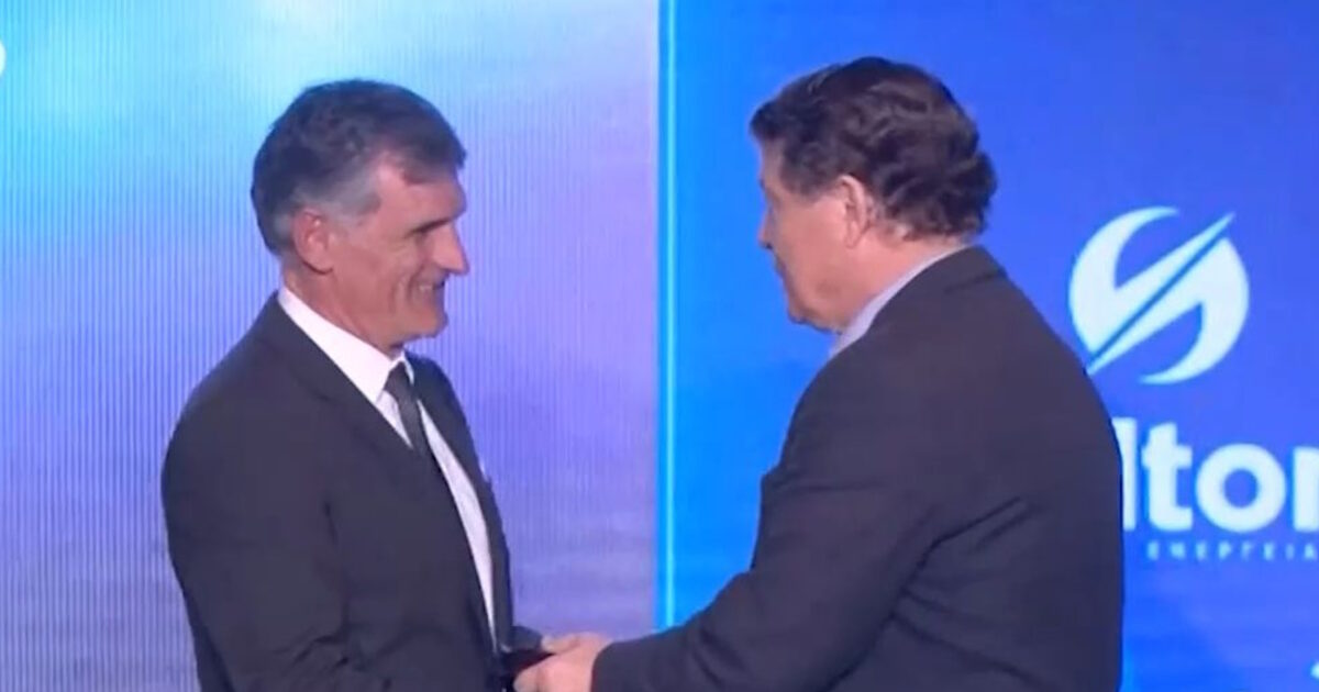 Otto Rehagel awarded Jose Luis Mendiliber for Olympiakos’ European title