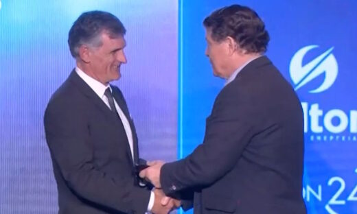 Ο Ότο Ρεχάγκελ βράβευσε τον Χοσέ Λουίς Μεντιλίμπαρ για τον ευρωπαϊκό τίτλο του Ολυμπιακού