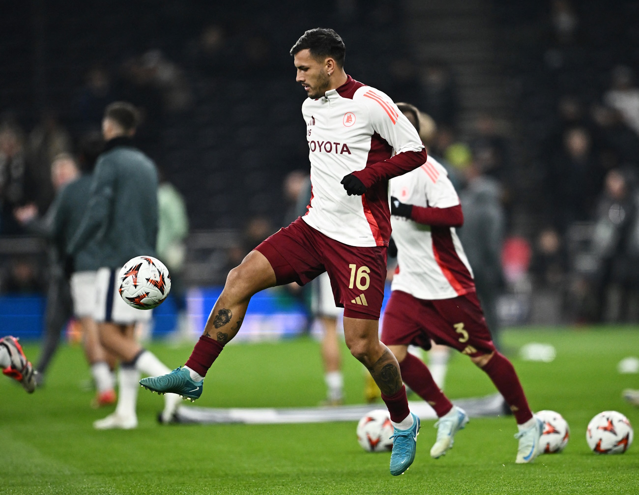 Soccer Football - Europa League - Tottenham Hotspur v AS Roma - Tottenham Hotspur Stadium, London, Britain - November 28, 2024 AS Roma's Leandro Paredes during the warm up before the match REUTERS