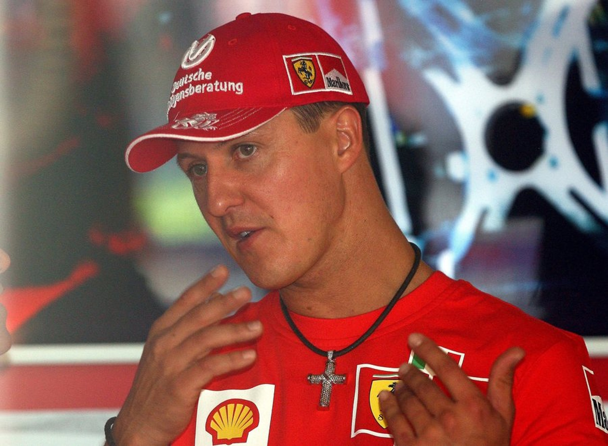 epa01020121 Former German Formula One driver Michael Schumacher gestures in the Ferrari pit during the third practice session of the Monaco Grand Prix,  26 May 2007 in Monte Carlo, Monaco. The Grand Prix of Monaco takes place on Sunday 27 May 2007.  EPA