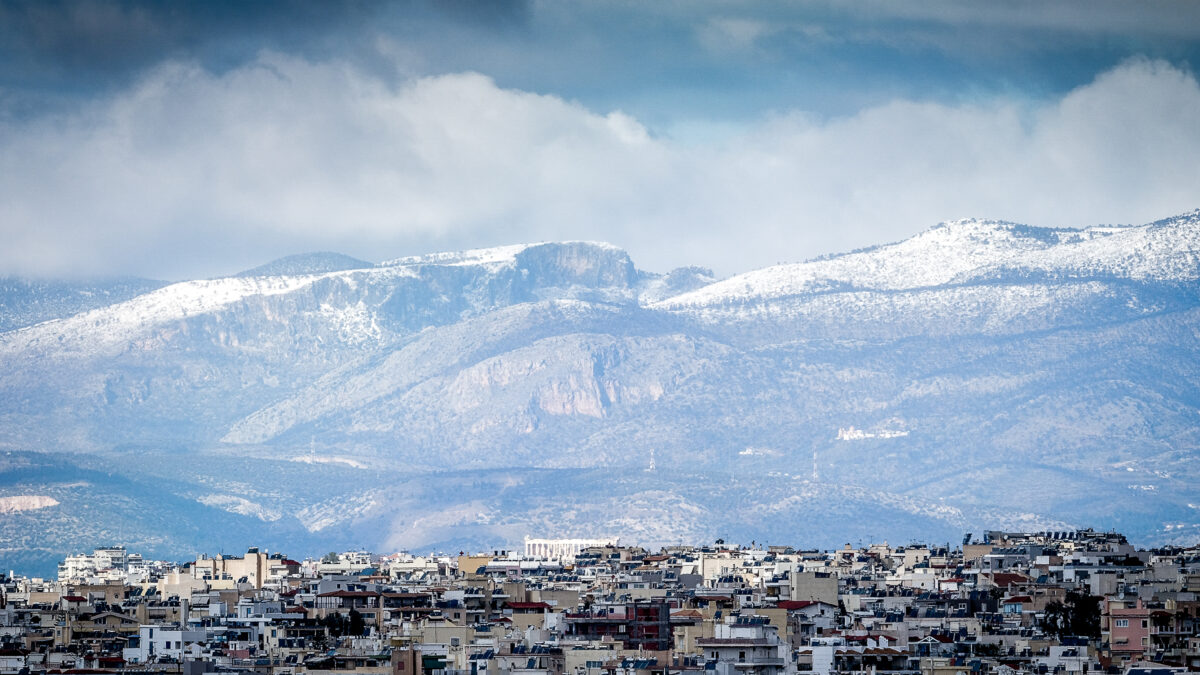 Άποψη της Αθήνας και της Ακρόπολης με φόντο την χιονισμένη Πάρνηθα - ΦΩΤΟ EUROKINISSI