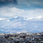 Άποψη της Αθήνας και της Ακρόπολης με φόντο την χιονισμένη Πάρνηθα - ΦΩΤΟ EUROKINISSI