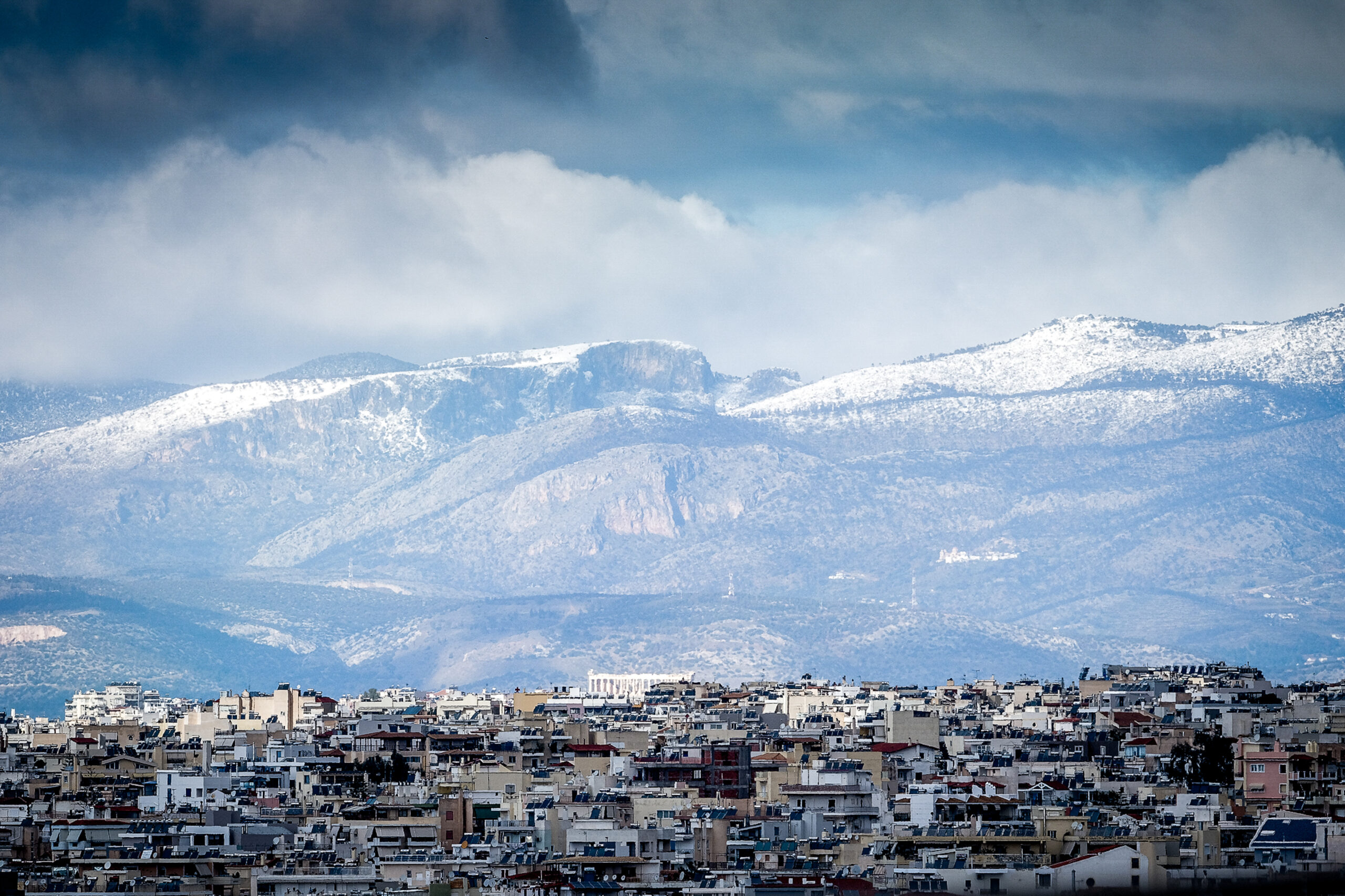 Άποψη της Αθήνας και της Ακρόπολης με φόντο την χιονισμένη Πάρνηθα - ΦΩΤΟ EUROKINISSI