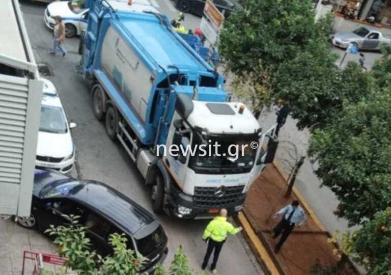 पीरियस में एक कचरा ट्रक पलट गया और 88 वर्षीय एक व्यक्ति की मौत हो गई