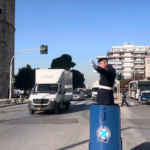 Συγκίνηση στη Θεσσαλονίκη: Ο τροχονόμος στο βαρέλι επέστρεψε στον Λευκό Πύργο την παραμονή της Πρωτοχρονιάς