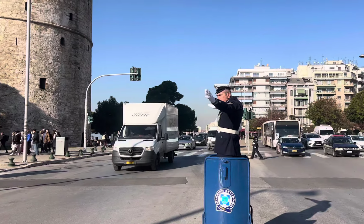 Συγκίνηση στη Θεσσαλονίκη: Ο τροχονόμος στο βαρέλι επέστρεψε στον Λευκό Πύργο την παραμονή της Πρωτοχρονιάς