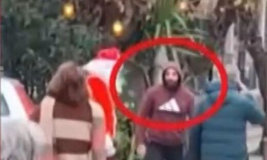 Αναβλήθηκε για τις 28 Δεκεμβρίου η δίκη του αστυνομικού που επιτέθηκε στον Άγιο Βασίλη και χαιρέτησε ναζιστικά