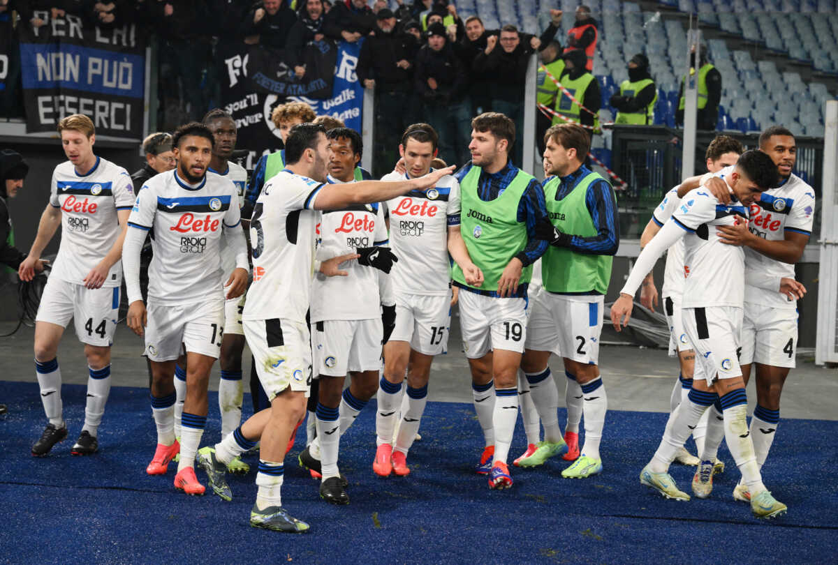 Soccer Football - Serie A - AS Roma v Atalanta - Stadio Olimpico, Rome, Italy - December 2, 2024 Atalanta's Marten de Roon celebrates scoring their first goal with teammates REUTERS