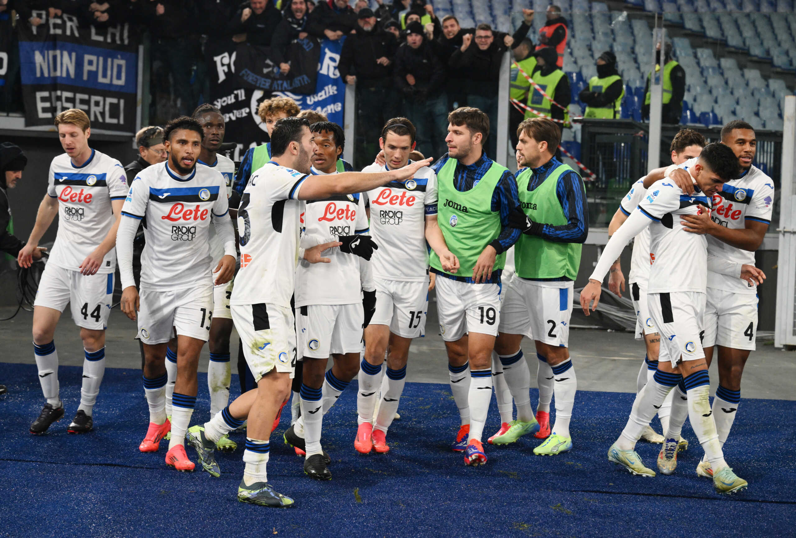 Soccer Football - Serie A - AS Roma v Atalanta - Stadio Olimpico, Rome, Italy - December 2, 2024 Atalanta's Marten de Roon celebrates scoring their first goal with teammates REUTERS