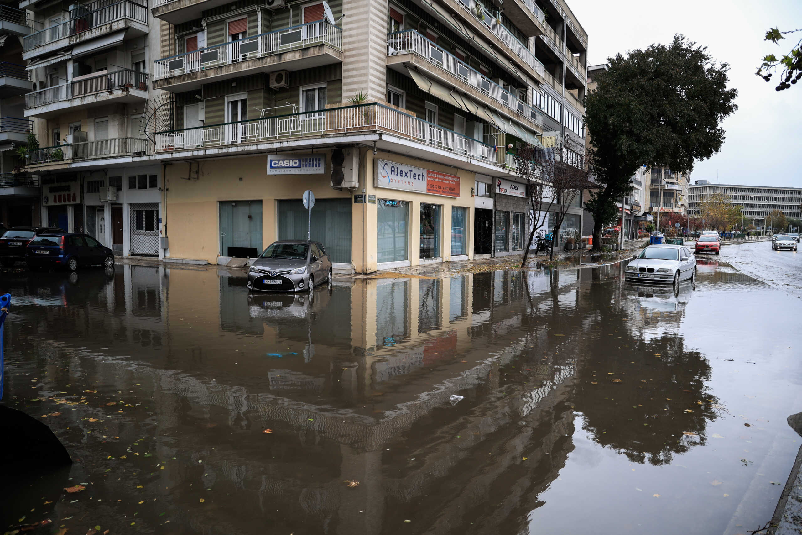 Πλημμυρισμένος δρόμος στην Θεσσαλονίκη,  εξαιτίας της κακοκαιρίας "Bora", Κυριακή 1 Δεκεμβρίου 2024. 
(ΓΙΩΡΓΟΣ ΚΟΝΤΑΡΙΝΗΣ