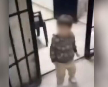 Συρία: Η συγκλονιστική στιγμή που ένα μικρό παιδί βγαίνει από το «ανθρώπινο σφαγείο» του Άσαντ