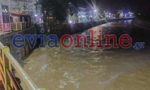 Εύβοια: Κίνδυνος υπερχείλισης του ποταμού Μεσσάπιου – Εγκλωβίστηκε οικογένεια στο Στόμιο Πετριών