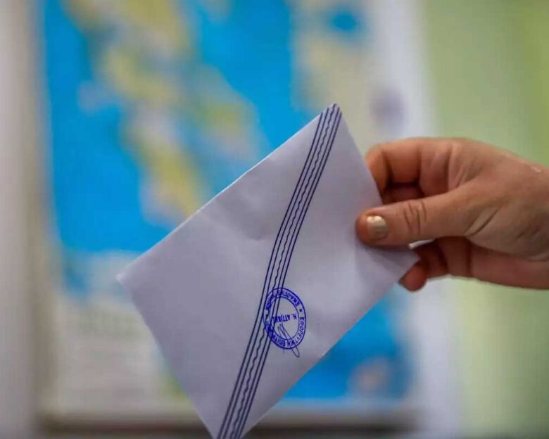 Δημοσκόπηση Interview: Στις 15,9 μονάδες η διαφορά ΝΔ με ΠΑΣΟΚ, στην τέταρτη θέση έπεσε η Πλεύση Ελευθερίας