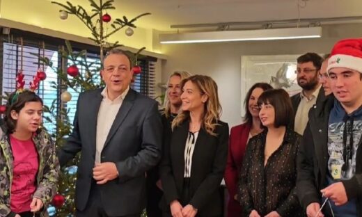 Ο Σωκράτης Φάμελλος με τη σύζυγό του Τατιάνα Παπαδοπούλου άκουσαν τα κάλαντα στην Κουμουνδούρου
