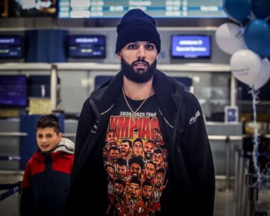 Ο Εβάν Φουρνιέ φόρεσε μπλούζα με φιγούρες του ρόστερ του Ολυμπιακού