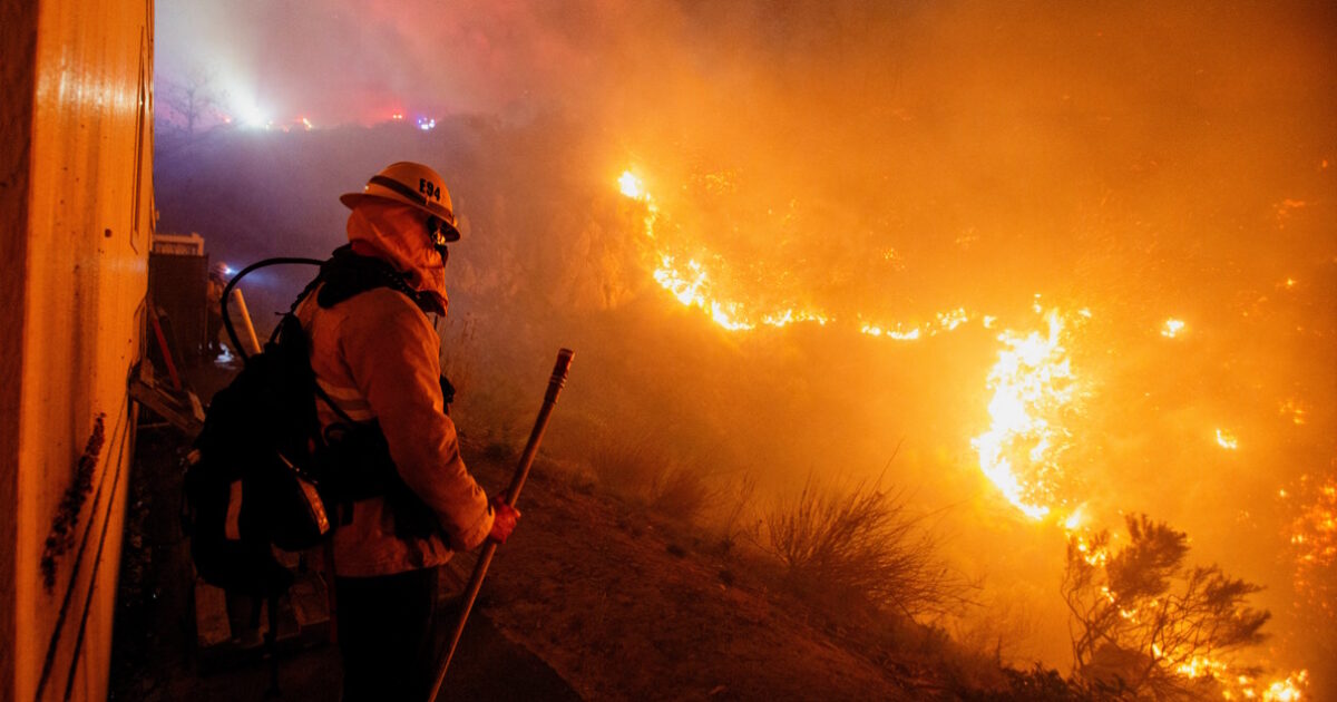 California: ‘Fracklin’ fire rages burning Malibu – Over 20,000 people evacuated their homes