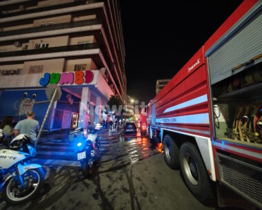 Φωτιά στα Jumbo στον Πειραιά – Εκκενώθηκε το κτίριο, ισχυρές δυνάμεις στο σημείο