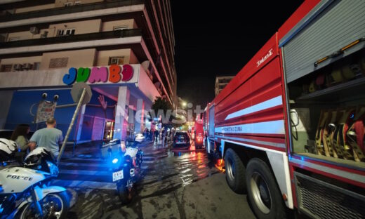 Φωτιά στα Jumbo στον Πειραιά – Εκκενώθηκε το κτίριο, ισχυρές δυνάμεις στο σημείο
