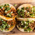 Carnitas: Μπουκιές χοιρινού με μπαχαρικά τυλιγμένες σε τορτίγια