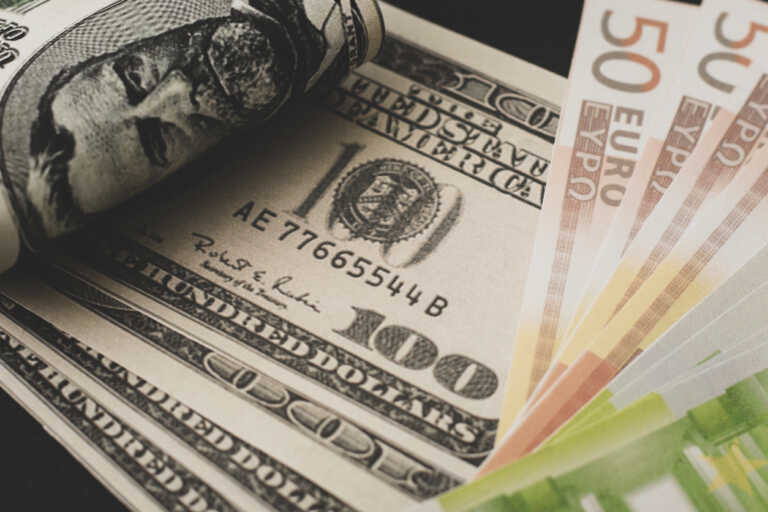 The euro-dollar exchange rate falls, to 3.28% its decline after the election of Trump