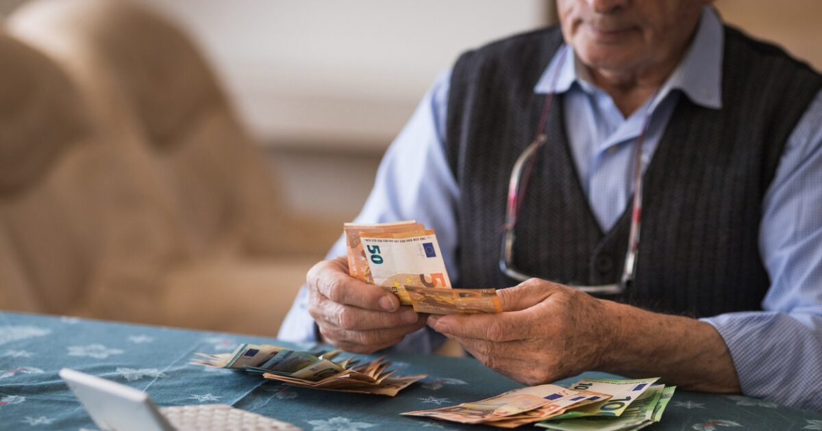 The payment of personal difference to National Bank supplementary insurance pensioners is extended