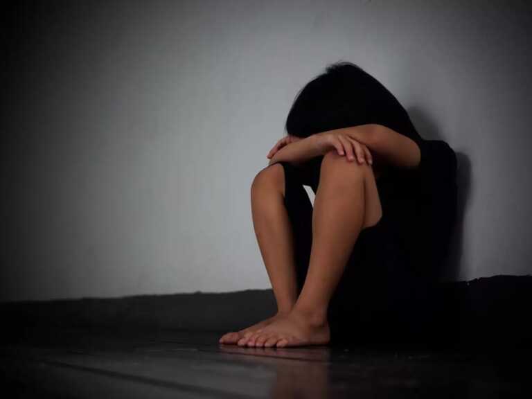 Father chased his daughter with a knife, hit her with a chair and burned her with a cigarette – Arrested with his wife