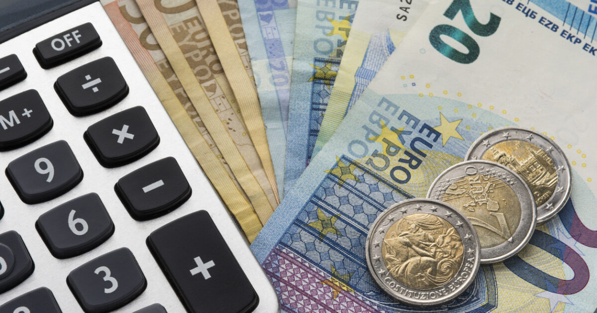 Εισφορές 2025: Μειώσεις για τους μισθωτούς, αυξήσεις για τους επαγγελματίες και τους αγρότες