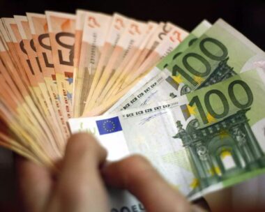 Κατά 2,7% θα αυξηθούν οι εισφορές των επαγγελματιών και των αγροτών το 2025