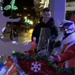 Θεσσαλονίκη: Ντελιβεράς μετέτρεψε το μηχανάκι σε έλκηθρο – Παραδίδει παραγγελίες ντυμένος Άγιος Βασίλης