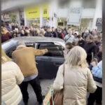 Χαλάνδρι: Η στιγμή που περαστικοί «λιντσάρουν» οδηγό επειδή πάρκαρε το αυτοκίνητό του στη μέση του δρόμου