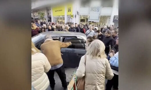 Χαλάνδρι: Η στιγμή που περαστικοί «λιντσάρουν» οδηγό επειδή πάρκαρε το αυτοκίνητό του στη μέση του δρόμου